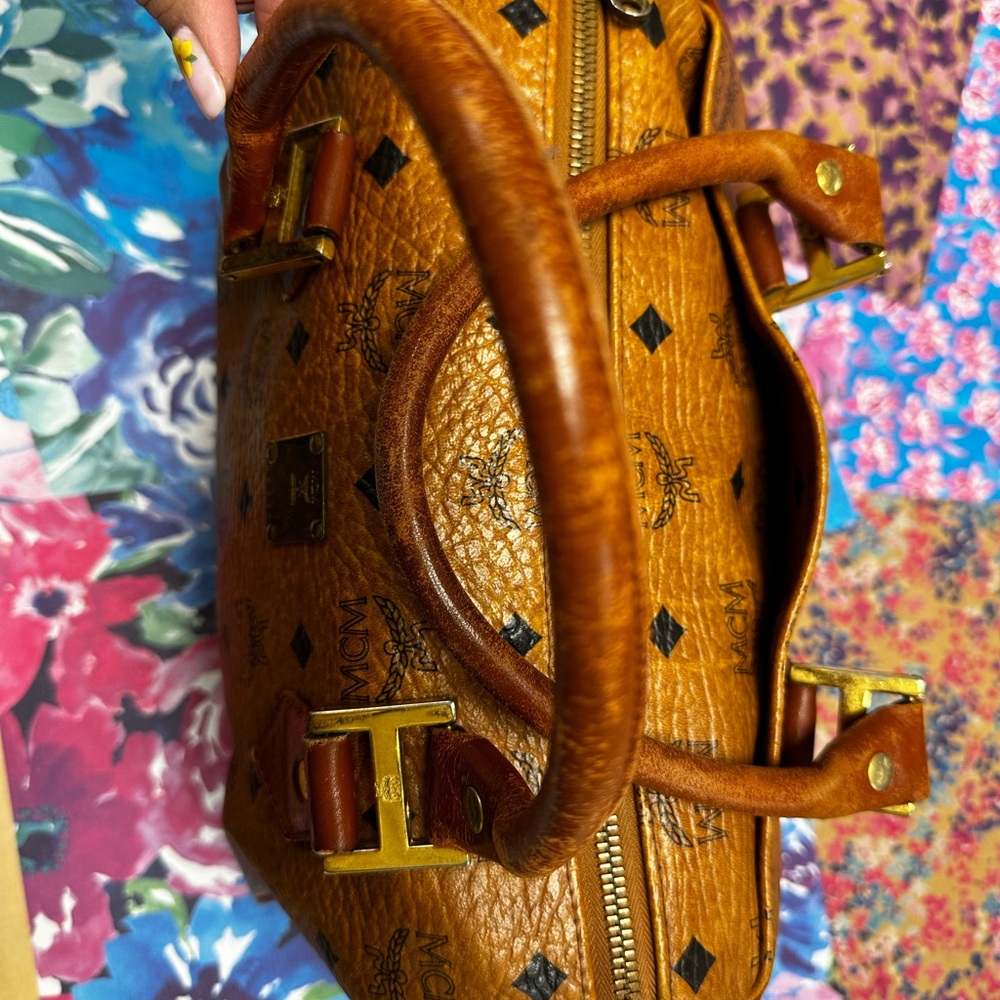 💛⚜️ MCM Hand Bag  Brown PVC⚜️💛 - Picture 4 of 8